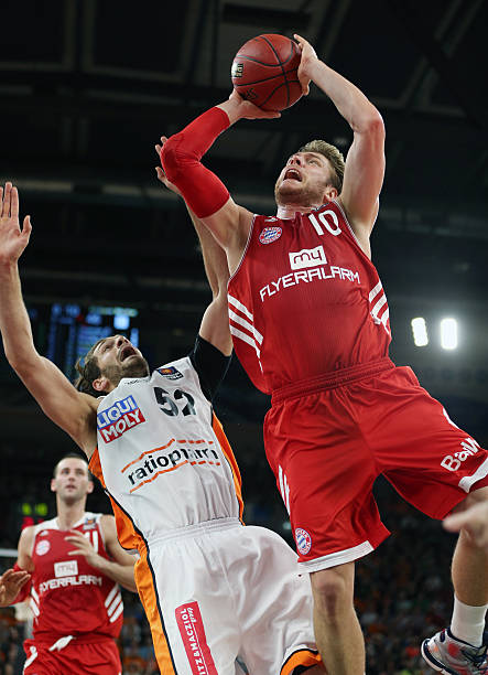 转会市场中 转会市场中