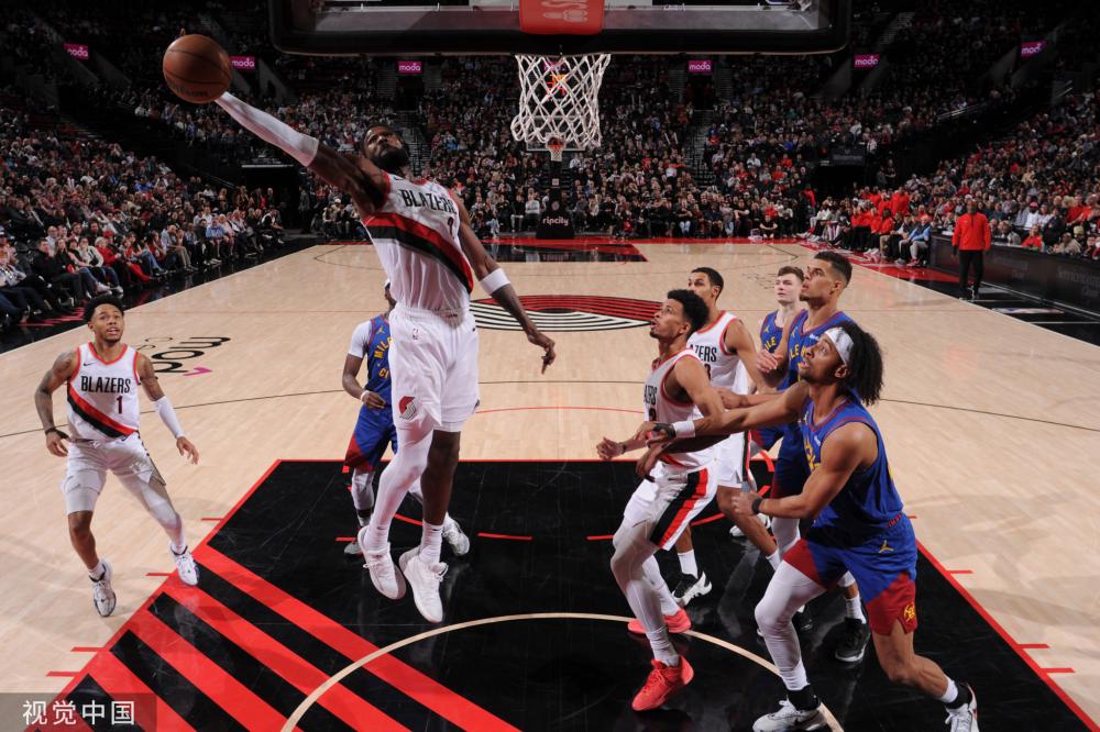 负起了领军 负起了领军